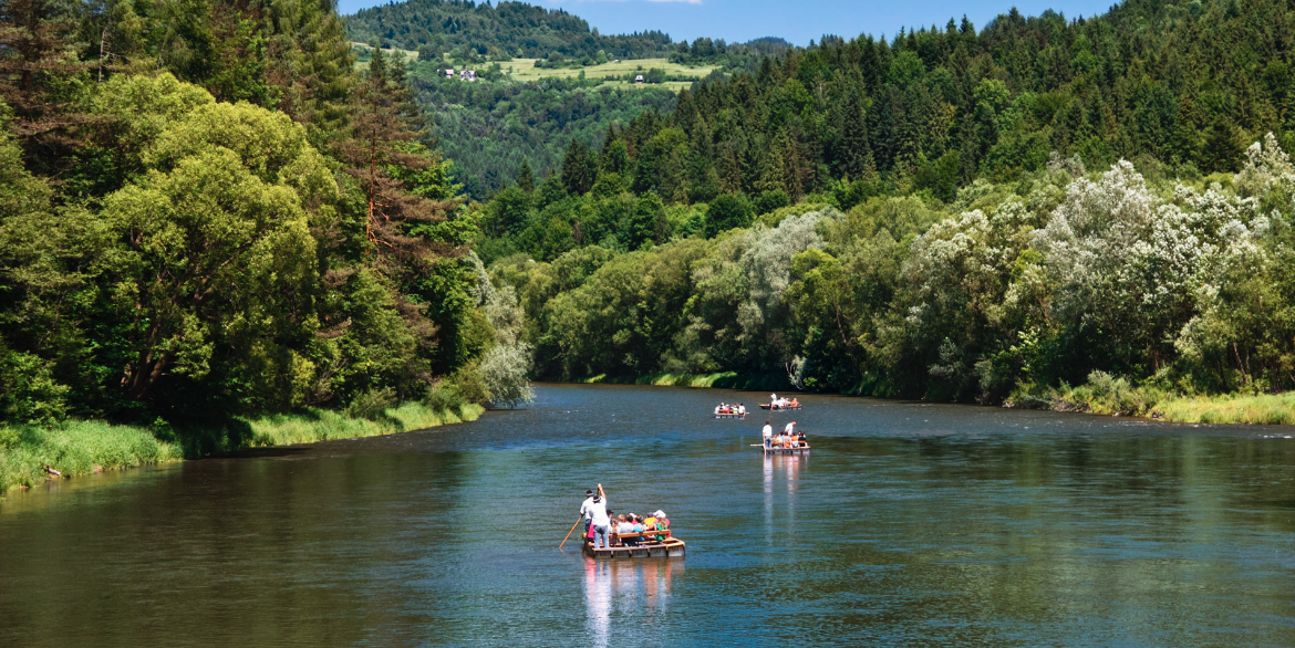 Emberek tutajon a Dunajec folyón