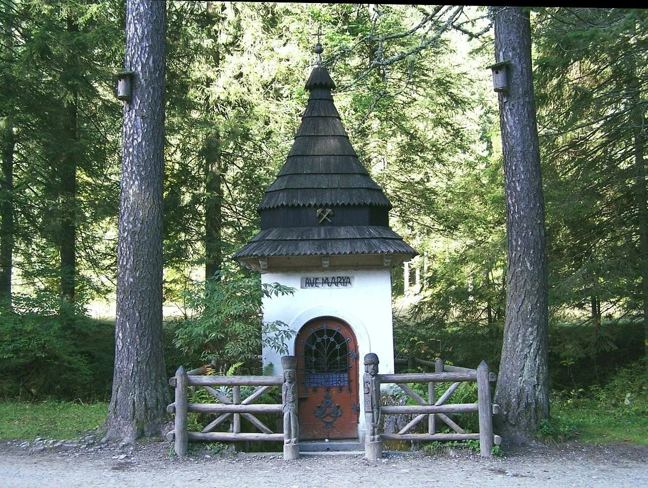 Kapliczka posród drzew