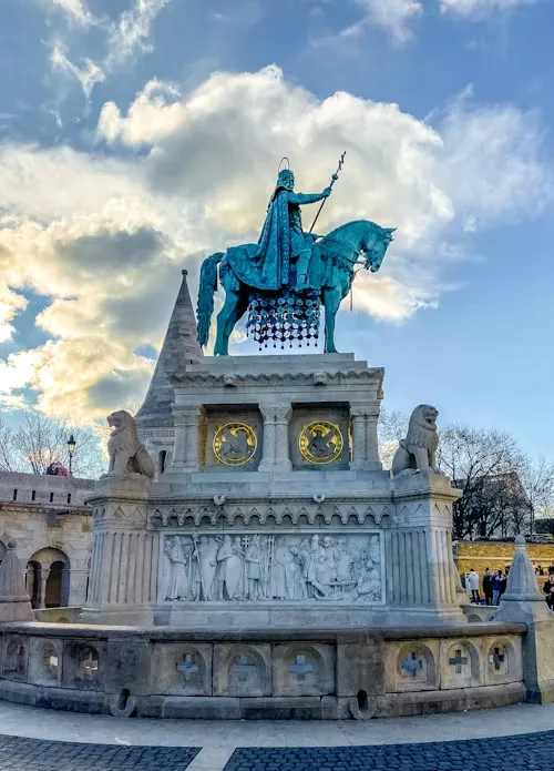 Monumentalny historyczny pomnik Rybaka