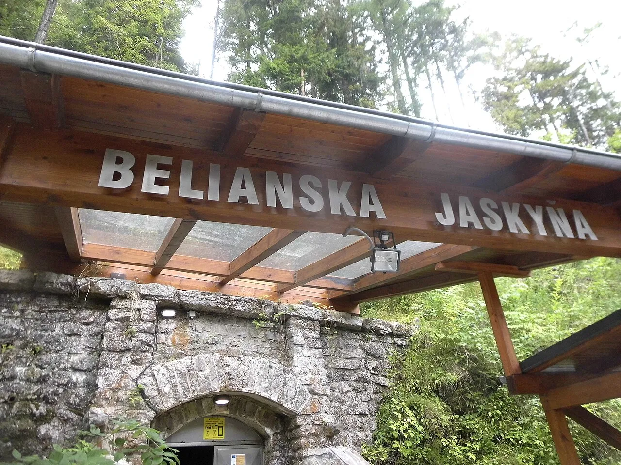 Wejście do Jaskini z napisem