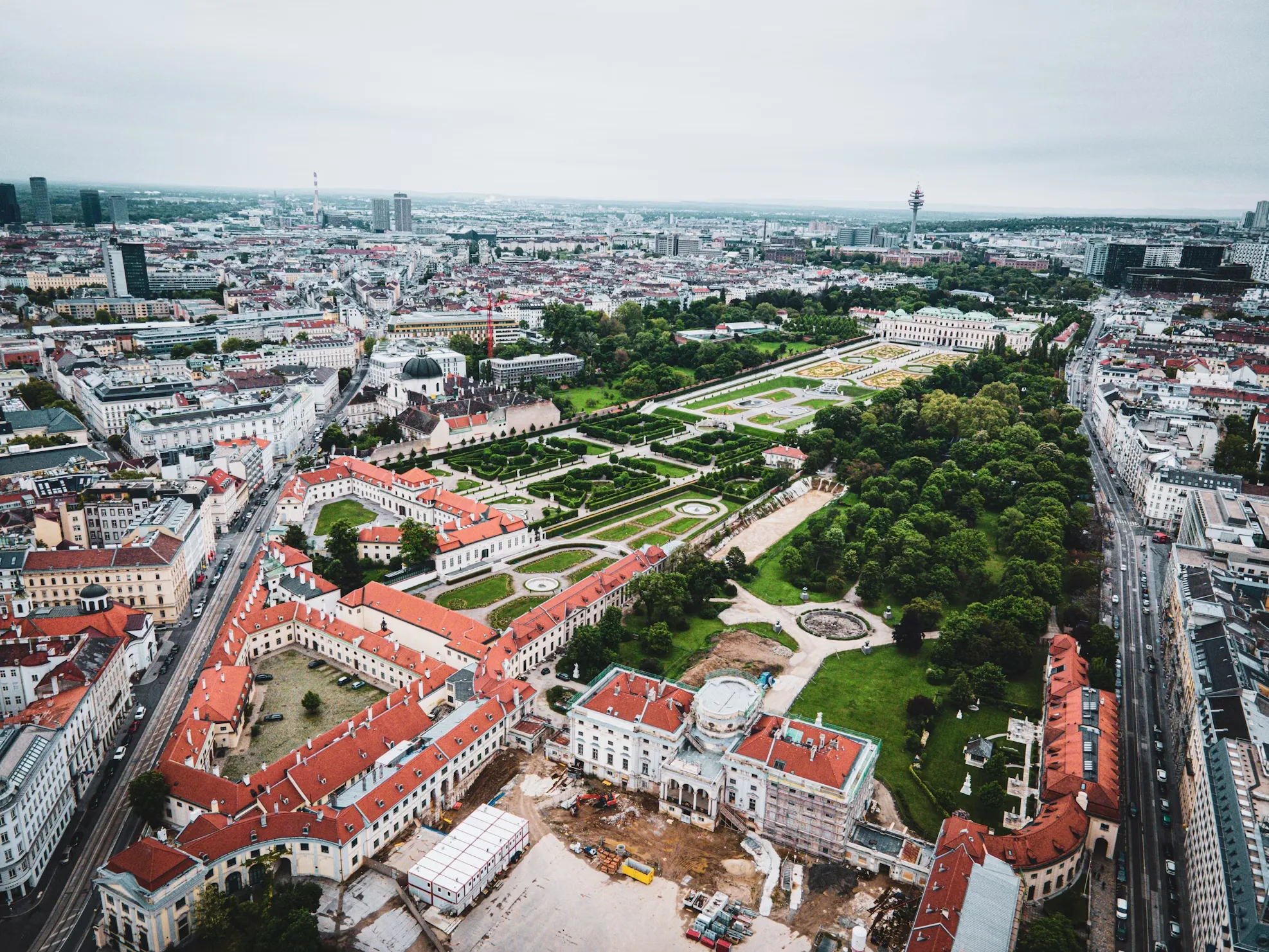Kadr na cudowne zielony zadbane ogrody i pałac przy pomniku